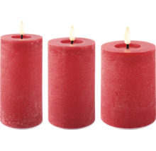 Trois bougies piliers rouges avec flamme