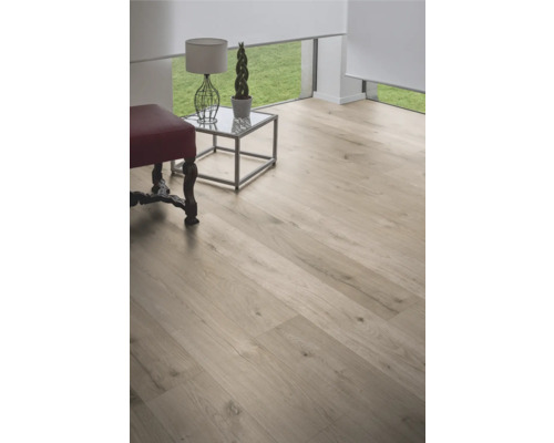 Plancher en bois clair dans un espace de vie avec une table et une chaise.