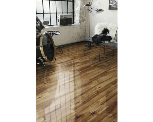 Pièce lumineuse avec plancher en bois, batterie et chaise