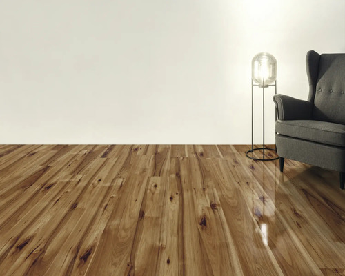 Pièce lumineuse avec parquet, fauteuil et lampadaire