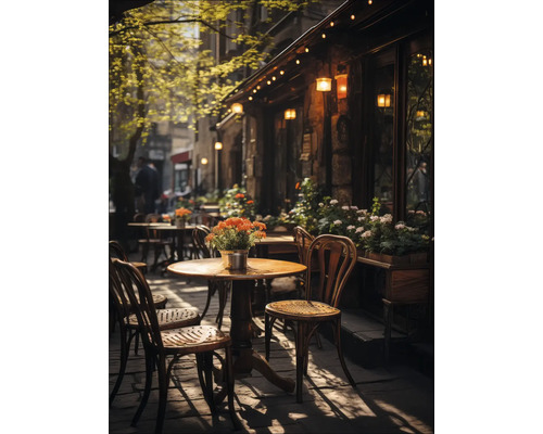 Aussenbereich eines Restaurants mit Tischen, Stühlen und Blumen