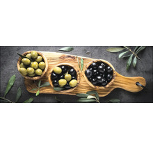 Arrangement d''olives vertes et noires dans des bols en bois sur une planche en bois