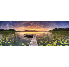 Holzsteg an einem See bei Sonnenuntergang