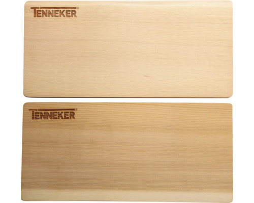 Deux bancs de sauna en bois avec le logo Tenneker