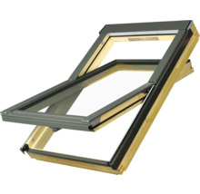 Fenêtre de toit ouverte en bois et en verre