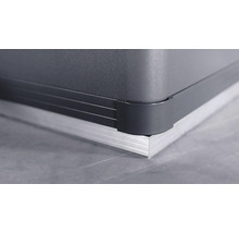 Detailansicht einer Aluminiumeinfassung an einem Behälter