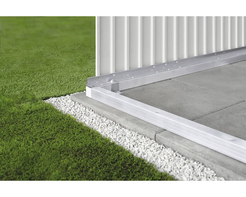 Cadre de sol biohort pour remise à outils AvantGarde taille A8, 252 x 332 cm Vue détaillée d''un cadre en aluminium sur des pavés avec du gazon