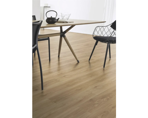 Scène avec plancher stratifié, table à manger et chaises.