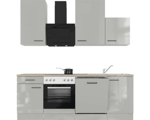 Cuisine avec évier, cuisinière, hotte et armoires