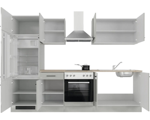 Küchenzeile mit Schränken, Kühlschrank, Herd, Spüle und Dunstabzugshaube