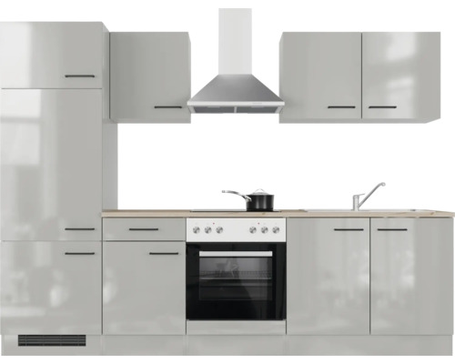 Küchenzeile mit Schränken, Spüle, Herd und Dunstabzugshaube