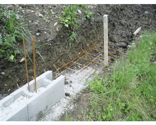 Chantier avec blocs de béton, armature et terre