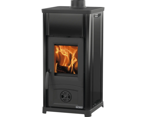 Poêle à bois avec flammes dans la chambre de combustion