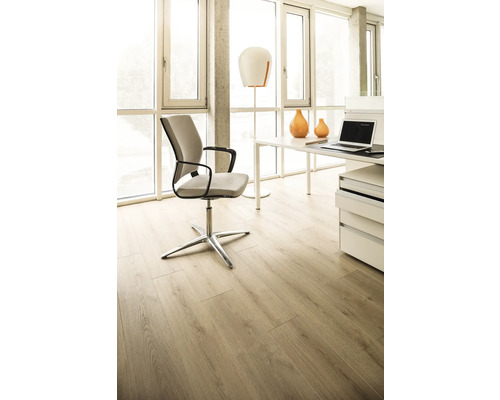 Bureau lumineux avec chaise de bureau, bureau et plancher stratifié.