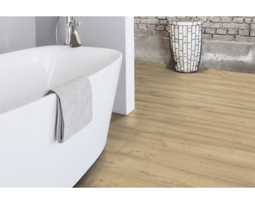 Salle de bains avec baignoire îlot, plancher en bois et panier à linge