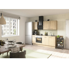 Cuisine claire avec table à manger, chaises, kitchenette, réfrigérateur et hotte aspirante