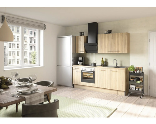 Cuisine claire avec table à manger, chaises, kitchenette, réfrigérateur et hotte aspirante