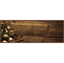 Arrangement décoratif de bâtons de cannelle, de cardamome, d''anis étoilé et de décorations de Noël sur fond de bois.