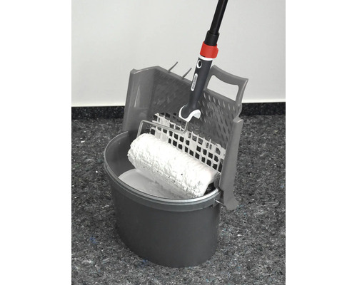 Farbeimer mit Farbroller und Abstreifgitter