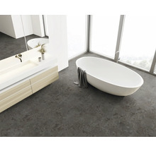 Salle de bain lumineuse avec baignoire îlot, meuble-lavabo et grande fenêtre.