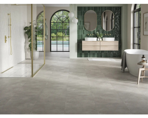 Helles Badezimmer mit Dusche, Waschtisch, Spiegeln und Badewanne.