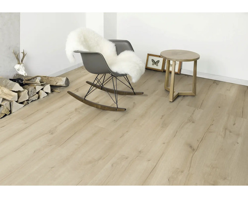 Pièce lumineuse avec plancher en bois, fauteuil à bascule, peau de mouton et table en bois
