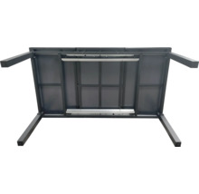 Unterseite eines Gartentisches mit Gestell aus Metall