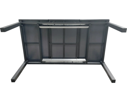 Unterseite eines Gartentisches mit Gestell aus Metall