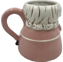 Tasse en céramique en forme de figurine avec une poignée
