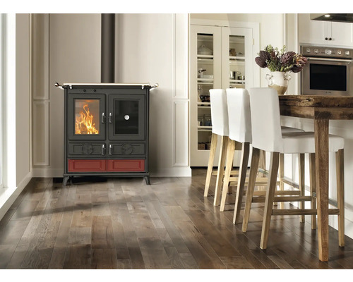 Wohnzimmer mit Kaminofen, Tresen und Barhockern