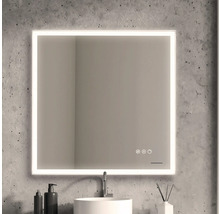 Miroir carré avec éclairage LED dans une salle de bains au-dessus d''un lavabo