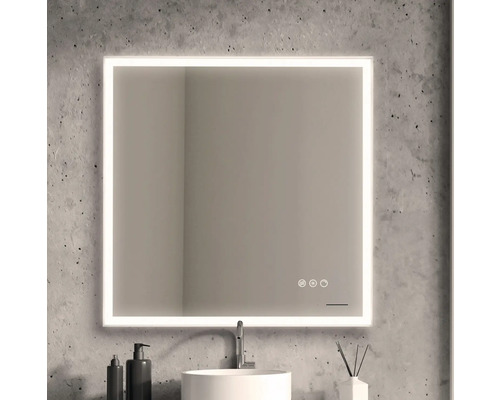 Miroir carré avec éclairage LED dans une salle de bains au-dessus d''un lavabo