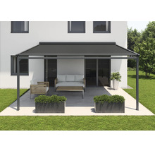 Überdachte Terrasse mit Gartenmöbeln und Pflanzkästen vor einem Haus