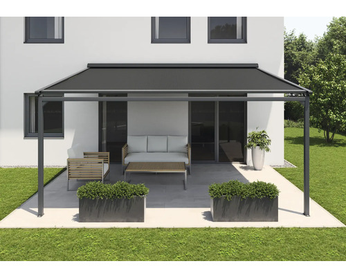 SOLUNA Pergola mit Stoffdach 4x3 Stoff Dessin 320925 Gestell RAL 7016 anthrazitgrau Antrieb Links inkl. Motor, Wandschalter (Wandbefestigung) Überdachte Terrasse mit Gartenmöbeln und Pflanzkästen vor einem Haus