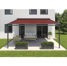 Terrassen Szene mit Pergola, rotem Sonnenschutz, Sitzmöbeln und Bepflanzung
