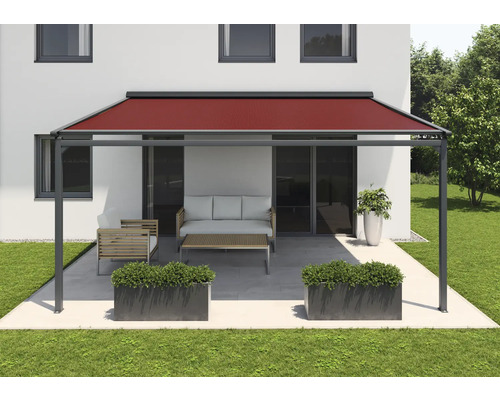SOLUNA Pergola mit Stoffdach 4x3 Stoff Dessin 320961 Gestell RAL 7016 anthrazitgrau Antrieb Links inkl. Motor, Wandschalter (Wandbefestigung) Terrassen Szene mit Pergola, rotem Sonnenschutz, Sitzmöbeln und Bepflanzung