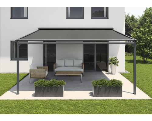 SOLUNA Pergola mit Stoffdach 4x3 Stoff Dessin 320968 Gestell RAL 7016 anthrazitgrau Antrieb Links inkl. Motor, Wandschalter (Wandbefestigung) Terrassen Szene mit Pergola, Möbeln und Pflanzkästen im Aussenbereich