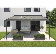 Terrassenüberdachung mit Gartenmöbeln auf Terrasse