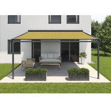 Terrasse mit Gartenmöbeln unter einer Pergola mit Sonnenschutz