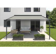 Freistehende Terrassenüberdachung mit Möbeln und Bepflanzung auf einer Terrasse.