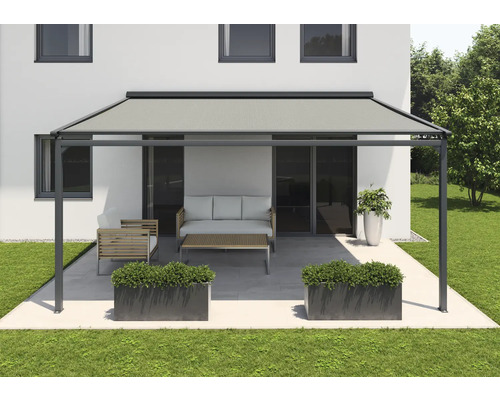 SOLUNA Pergola mit Stoffdach 2,5x3,5 Stoff Dessin S1469 Gestell RAL 7016 anthrazitgrau Antrieb Links inkl. Motor, Wandschalter (Wandbefestigung) Freistehende Terrassenüberdachung mit Möbeln und Bepflanzung auf einer Terrasse.