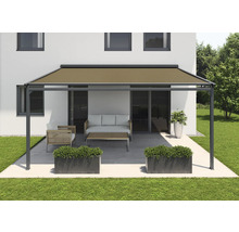Terrasse mit Pergola, Gartenmöbeln und Pflanzkästen