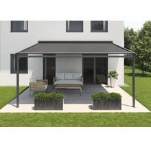 Terrasse mit Pergola, Sitzgruppe und Pflanzenkübeln
