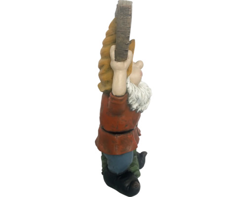 Figurine de nain de jardin grimpant à un tronc d''arbre