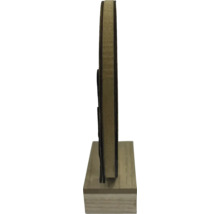 Objet de décoration en bois sur un socle