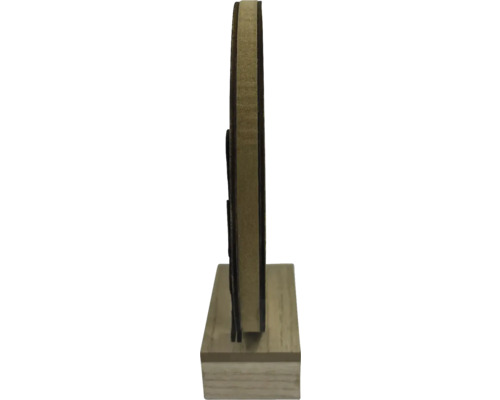 Objet de décoration en bois sur un socle