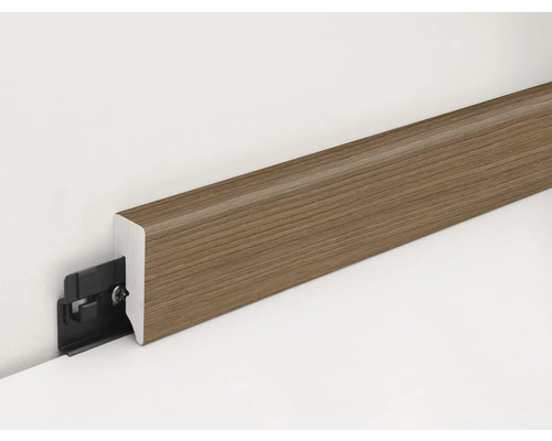 Sockelleiste mit Befestigungsclip an einer Wand