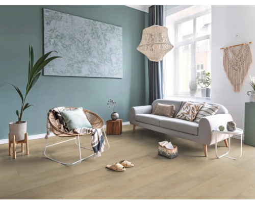 Salon lumineux avec canapé, fauteuil, décoration et plancher en bois