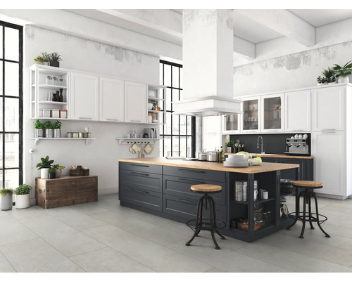 Cuisine lumineuse de style loft avec îlot de cuisine, armoires blanches et étagères