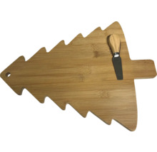 Holzschneidebrett in Tannenbaumform mit Messer
